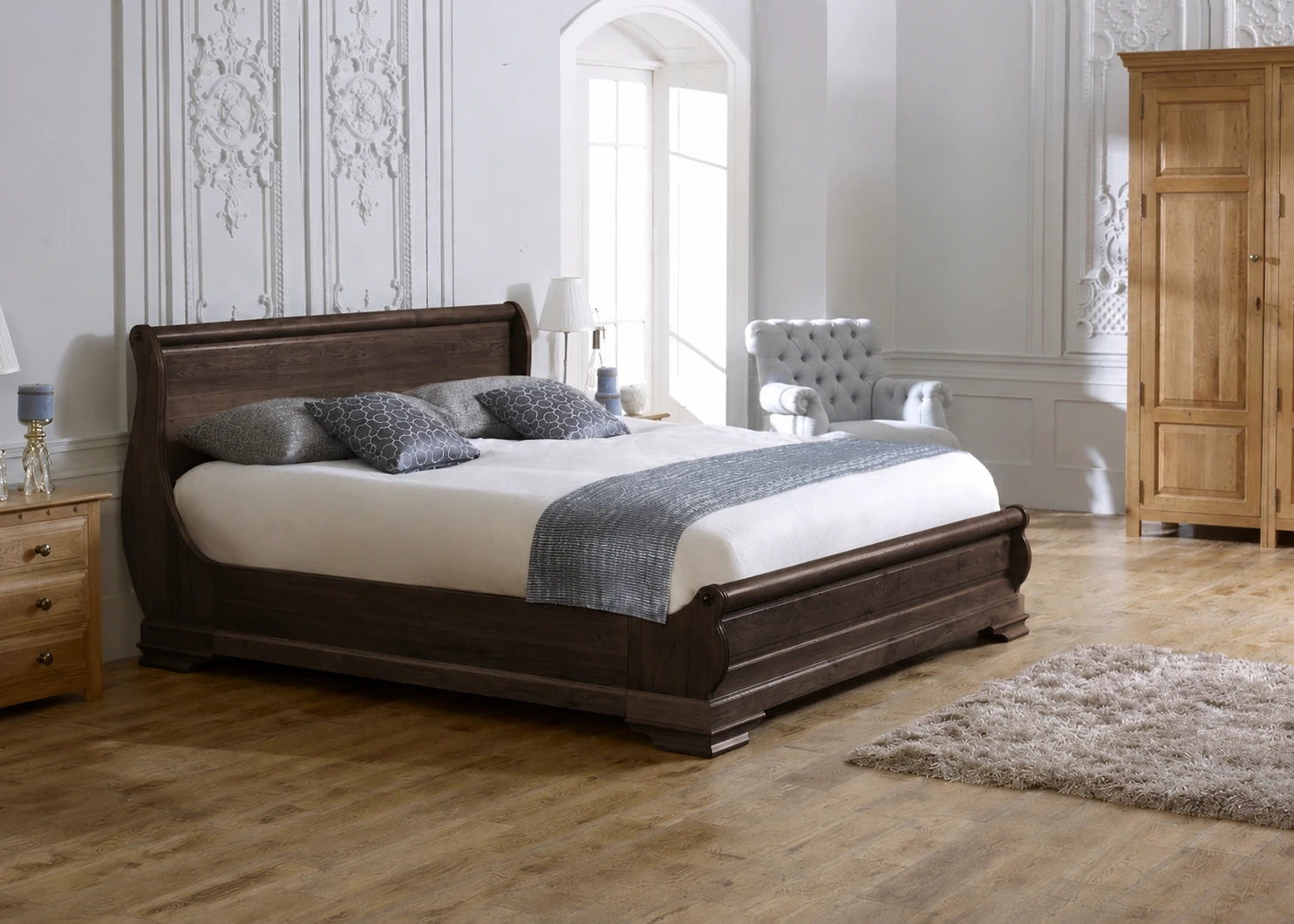 Parisienne sleigh bed in walnut