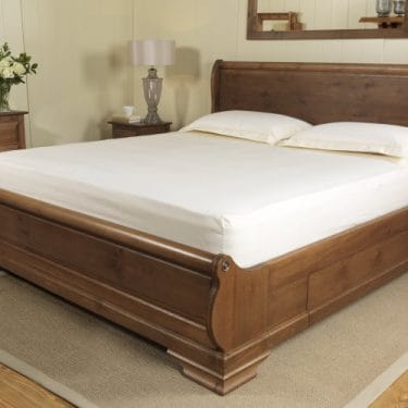Super King-size Bed with Fitted Sheet and Pillows