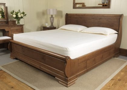 Super King-size Bed with Fitted Sheet and Pillows